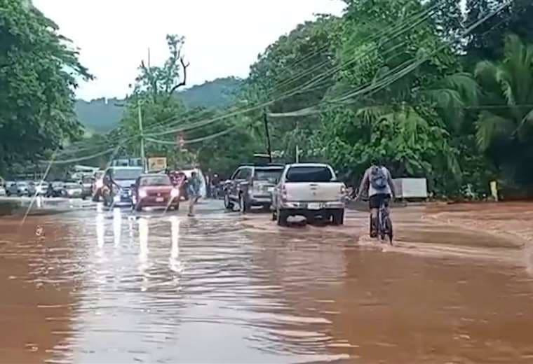 Comunidades inundadas por desbordamiento de ríos en Santa Cruz