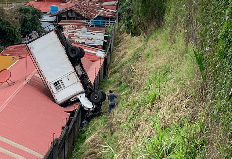 Camión cae encima de casa y conductor muere prensado en Heredia