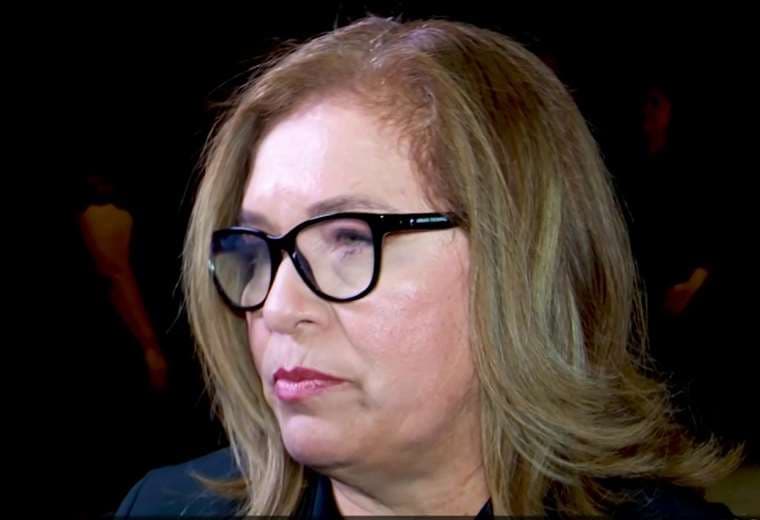 Tachan carro oficial de diputada Ada Acuña