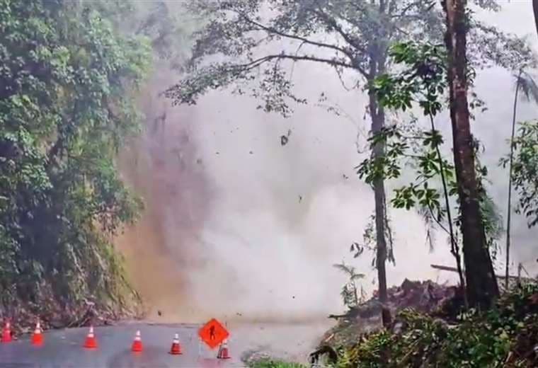 Vea el momento en que explotan enorme piedra en Ruta 32