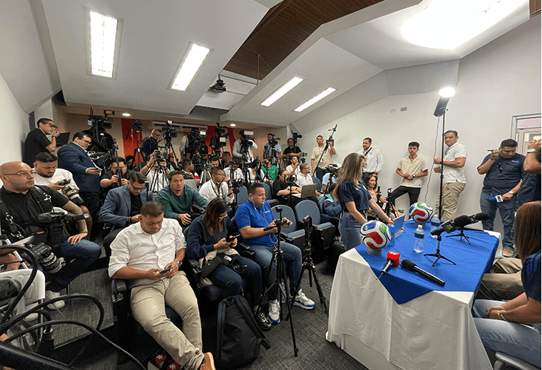 Diputados eliminan penas de cárcel contra periodistas por calumnias o injurias