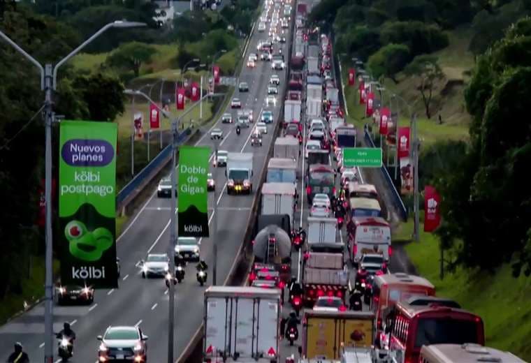 Largas presas por vuelco de camión en General Cañas