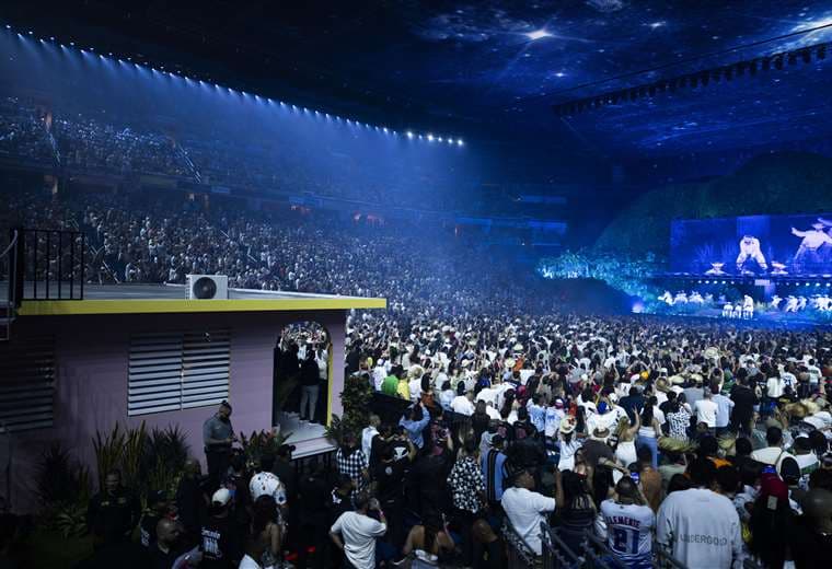 Video: Bad Bunny se cae en techo de “La Casita” en su primer concierto en México