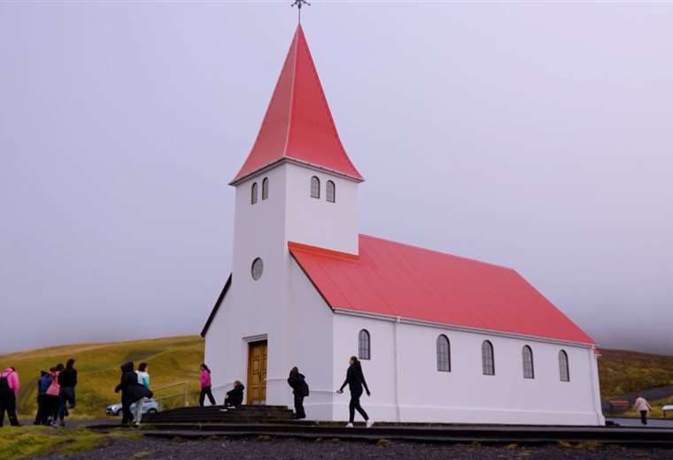 La iglesia que parece flotar entre el cielo, el mar y un volcán dormido