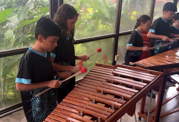 Ocho niños y una marimba que sueña alto: la Escuela Fidel Chaves llega a la final del FEA