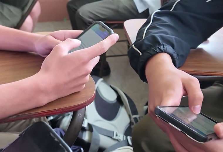 Nuevo proyecto de ley busca prohibir acceso de menores a plataformas digitales y redes sociales