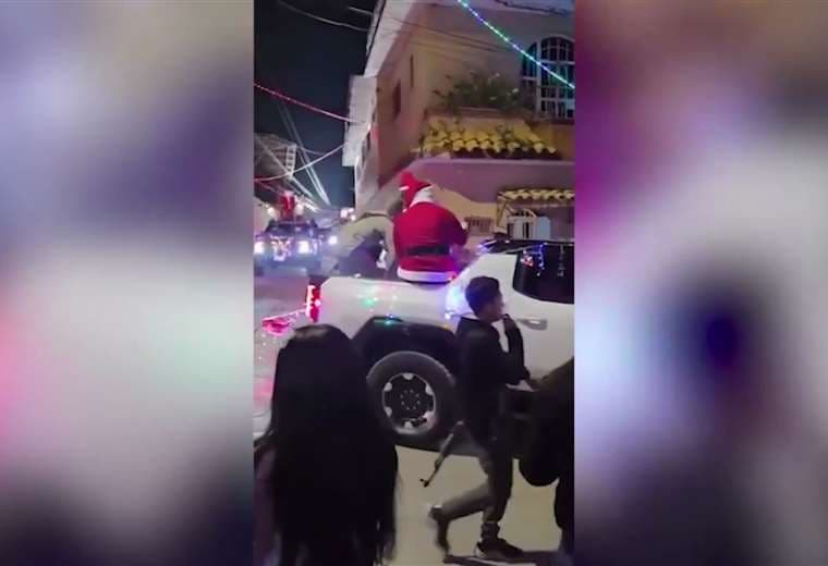 Caravana de sicarios de grupo criminal reparte regalos navideños en el sur de México