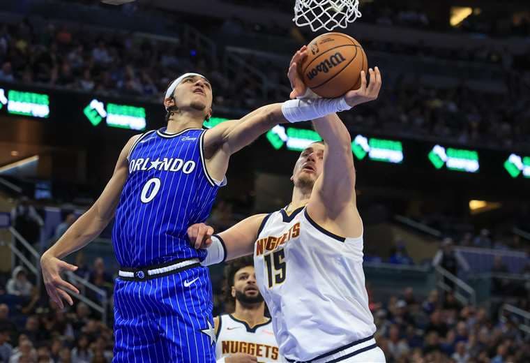 Nikola Jokic de los Denver Nuggets ante Anthony Black de Orlando Magic/AFP