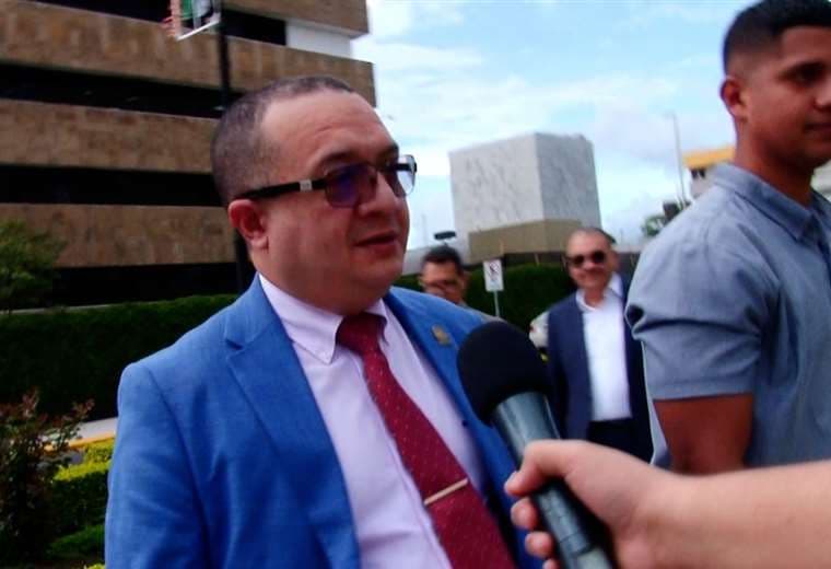 Ministro de Justicia rechaza responder preguntas tras indagatoria en Sala Tercera