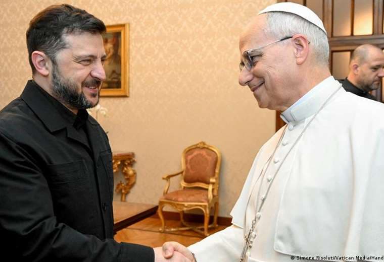Papa expresa a Zelenski su "urgente deseo" de que el diálogo lleve a una paz justa