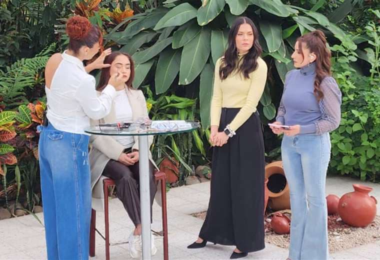 ¿Sus anteojos opacan su rostro? Este truco de maquillaje puede marcar la diferencia