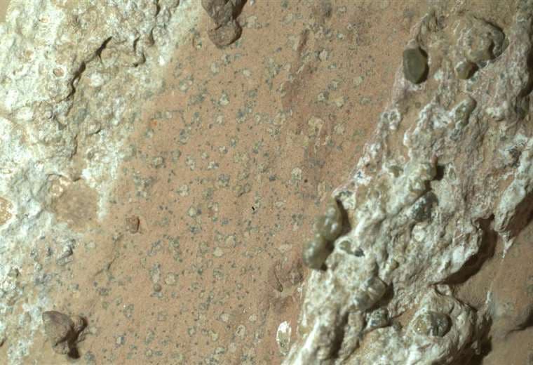 Encuentran posibles señales de vida pasada en Marte en rocas con "manchas de leopardo"
