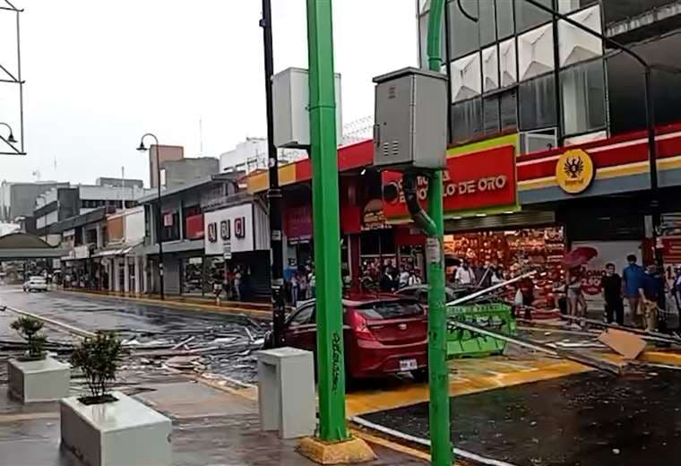 Este es el momento cuando fuerte viento y lluvia revientan estructura de edificio en San José