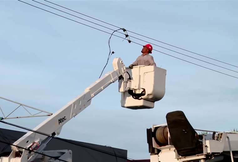 Caída de poste en Heredia provoca cierre vial y deja a vecinos sin electricidad