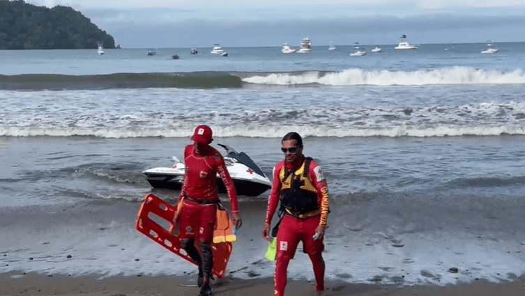 Cruz Roja ubica a hombre desaparecido tras ser arrastrado por el mar en Jacó