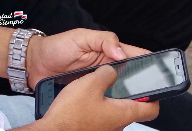 ¿Nuestros teléfonos escuchan lo que hablamos? Expertos explican cómo funciona