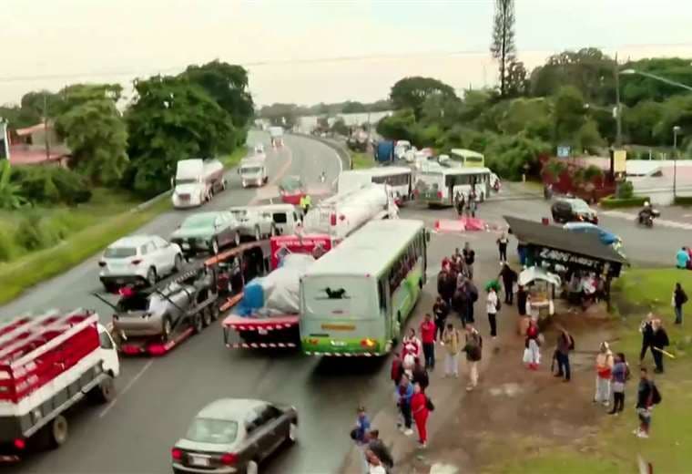 Vuelco de camión provoca caos vial en calle que comunica San José y San Ramón