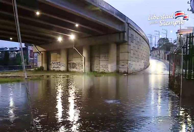 Inundaciones y cierre de carreteras por fuertes lluvias en Costa Rica