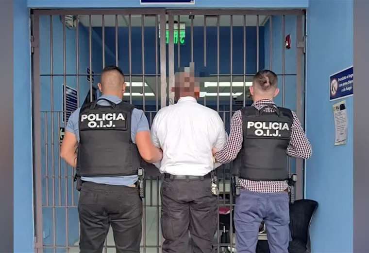 Detienen a dos oficiales de tránsito como sospechosos de cobrar “mordida” por no hacer partes