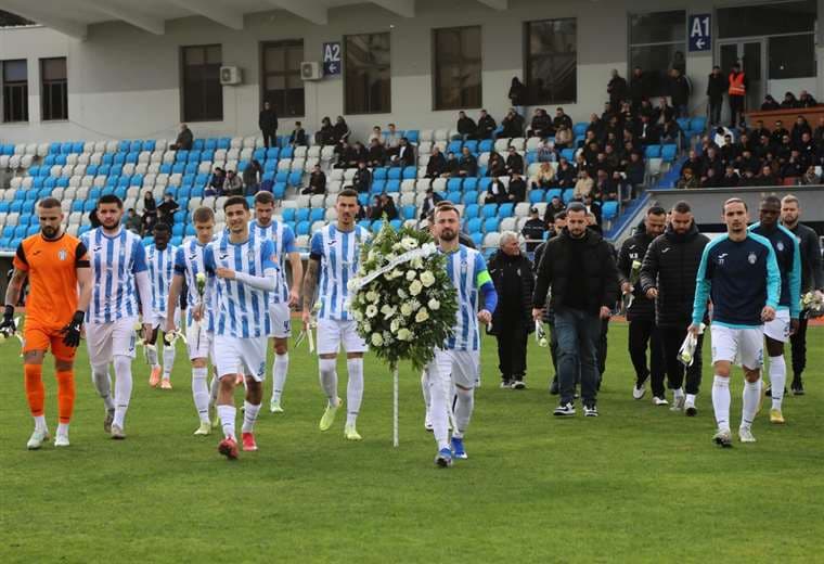 KF Tirana rindió homenaje a hija fallecida de Freddy Álvarez. Foto: KF Tirana