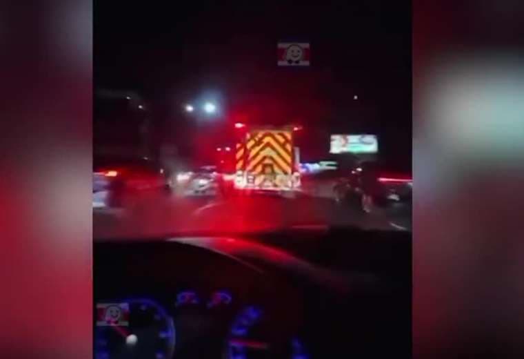 Mujer aprovecha emergencia para seguir a bomberos y evadir presa