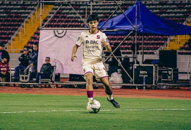 Víctor Cordero jugó con su hijo Thiago. Foto: Saprissa