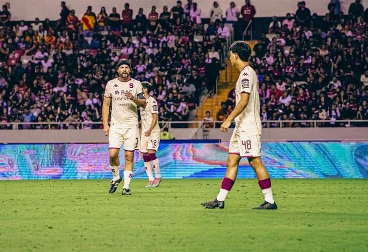 Víctor Cordero jugó con su hijo Thiago. Foto: Saprissa