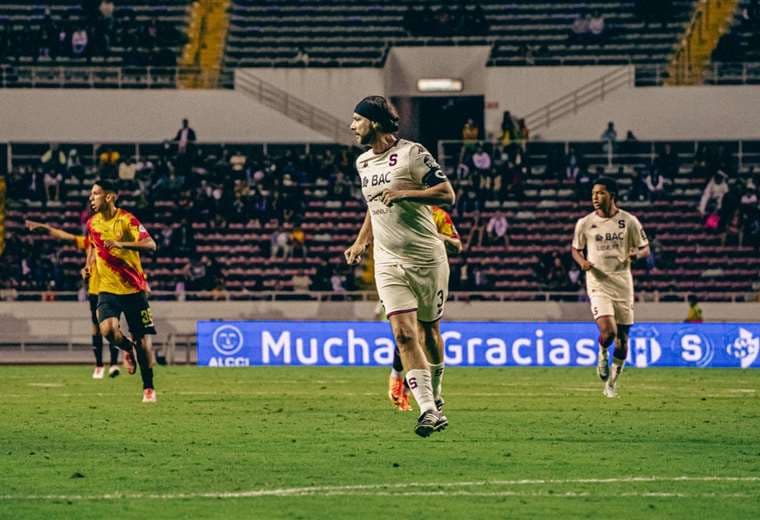 Víctor Cordero jugó con su hijo Thiago. Foto: Saprissa