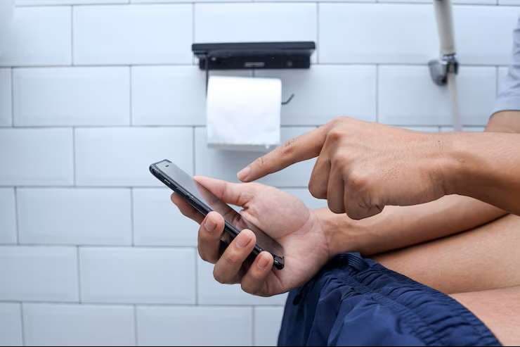 cómo el celular en el baño se convierte en aliado de las hemorroides