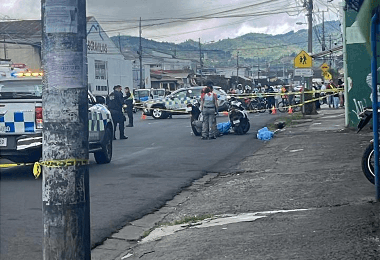 Dos hombres que iban en moto mueren asesinados a balazos en Desamparados