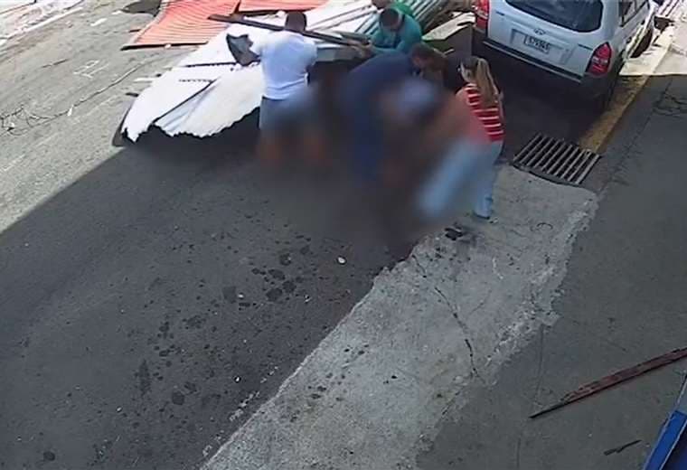 Video: Techo sale volando y cae sobre hombre en Grecia