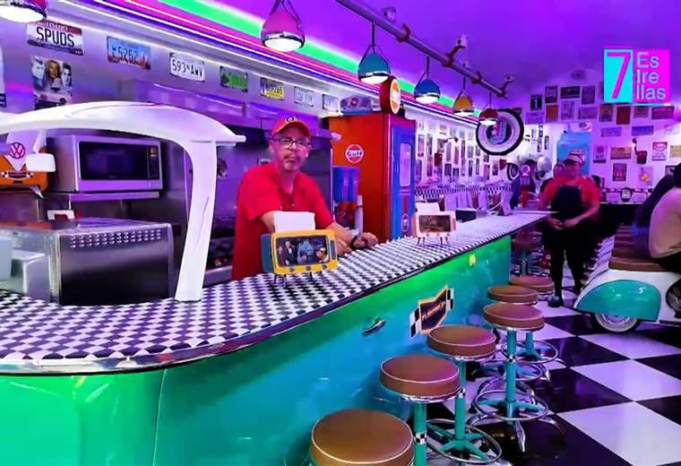 Entre neón y nostalgia: el restaurante retro que conquista Desamparados