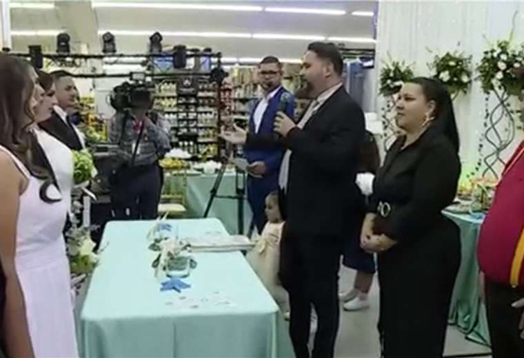 Video: ¿Casarse en un supermercado? Eso pasó este viernes en San José