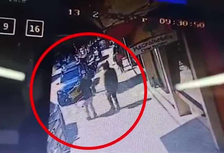 Cámara grabó violento asalto a joyería en Grecia