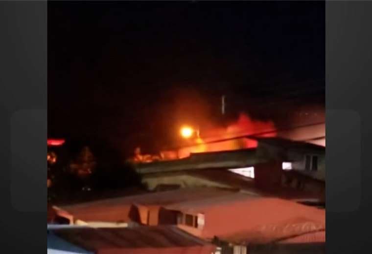 “Lo perdimos todo”: Pareja de adultos mayores se queda sin casa tras incendio en Grecia