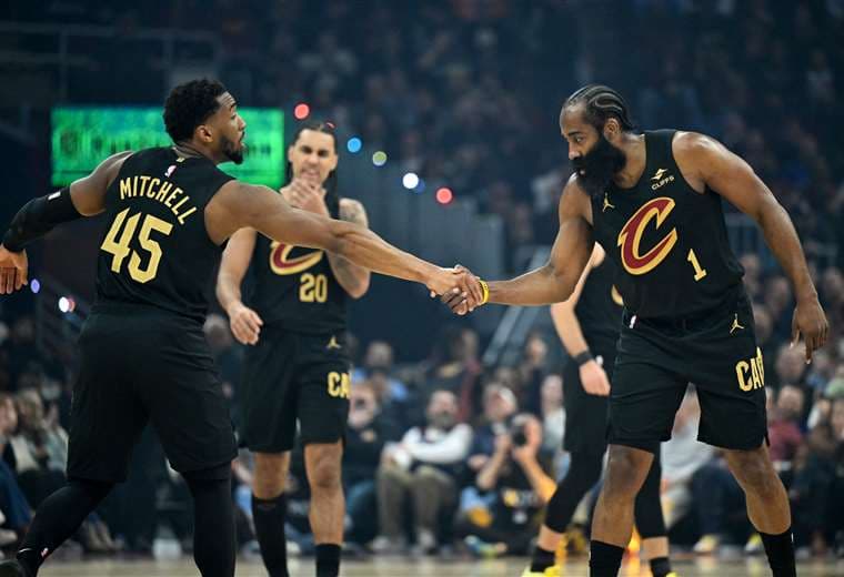 Donovan Mitchell y James Harden. AFP