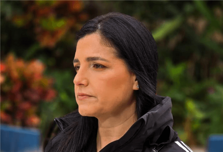 Entrenadora de la Sele Femenina asume presión tras fracaso del equipo masculino en camino mundialista