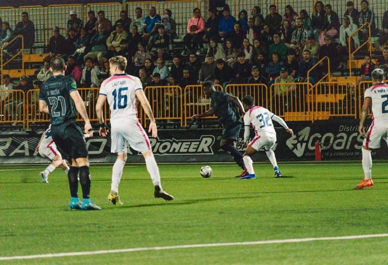 Sporting y Guadalupe dividen honores en juego de coleros