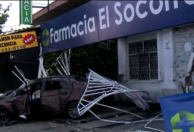 Chofer pierde el control y se incrusta en farmacia en Pavas