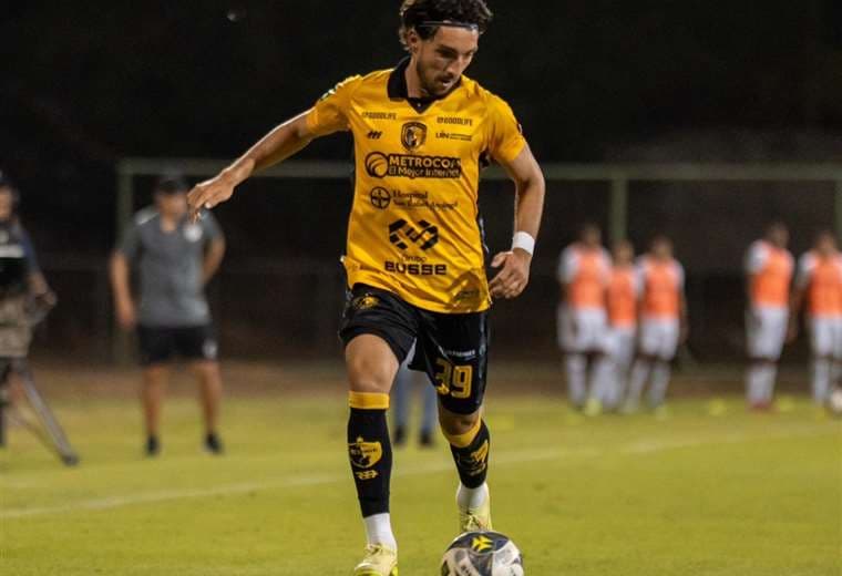 Mauricio Villalobos sufre lesión tras brutal entrada y en Liberia explotan contra el arbitraje