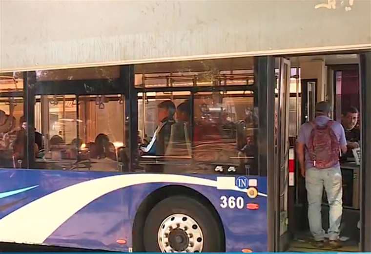 Atención, pasajeros de tren: viajar con celular a todo volumen puede tener consecuencias