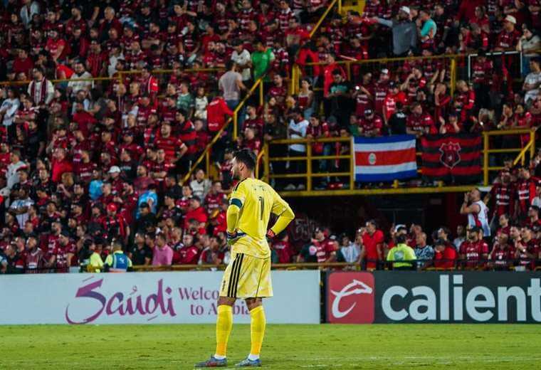 Hugo Lloris sufre el gol de Alajuelense ante LAFC/Crédito: Juan Manuel Quirós