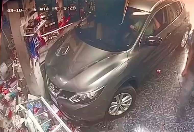 "Volví a nacer" dice cajero embestido por carro en supermercado