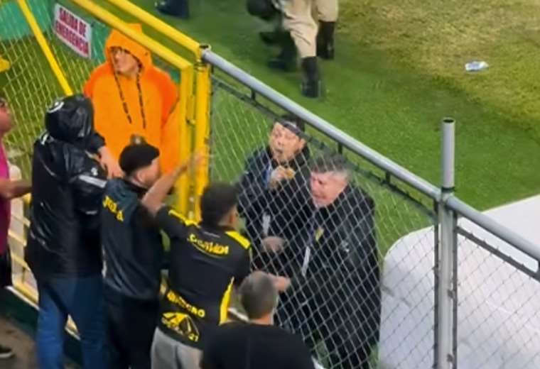 Jeaustin tras altercado con hincha: "Me queda clarísimo por qué este equipo no ha sido campeón"