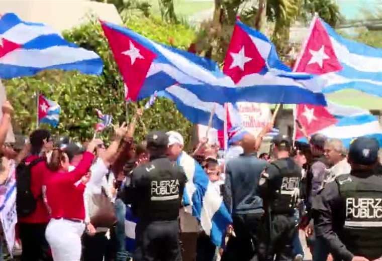 Cubanos en Costa Rica protestan contra el régimen y respaldan cierre de presencia diplomática en la isla