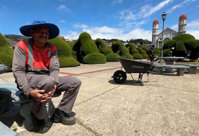 Lleva más de 30 años limpiando Zarcero y su forma de trabajar no pasa desapercibida