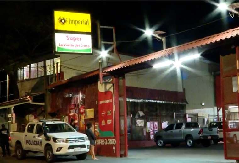 Caen cinco sospechosos de asaltar supermercado en Alajuela