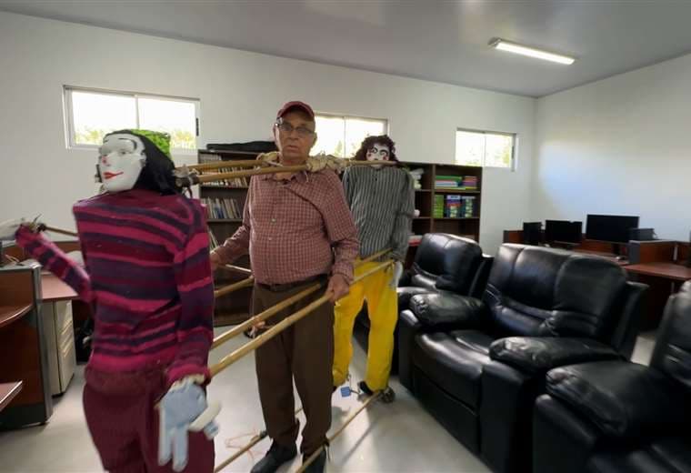 Este adulto mayor baila con dos maniquíes y llena de alegría cada comunidad que visita