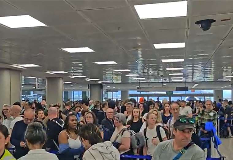 Filas de hasta dos horas reciben a turistas en Aeropuerto Juan Santamaría