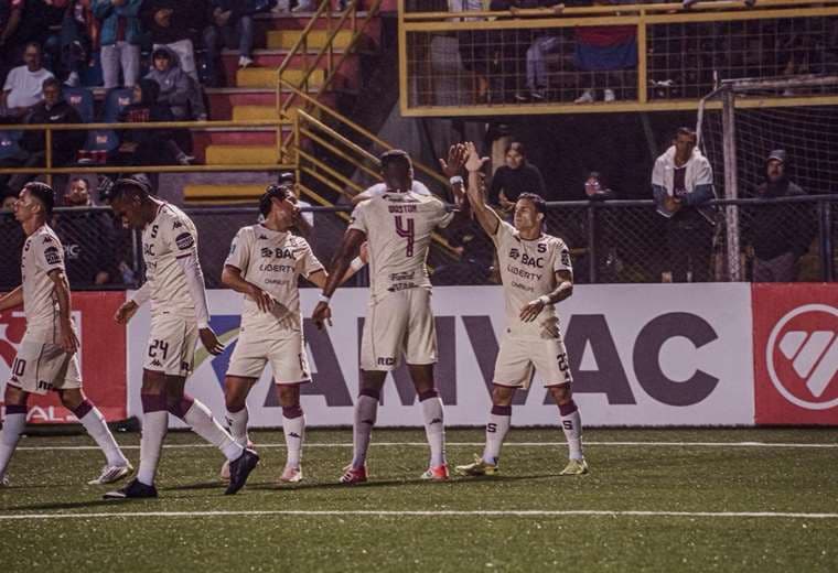 Saprissa cumple en San Carlos y no pierde el paso en la pelea por el liderato